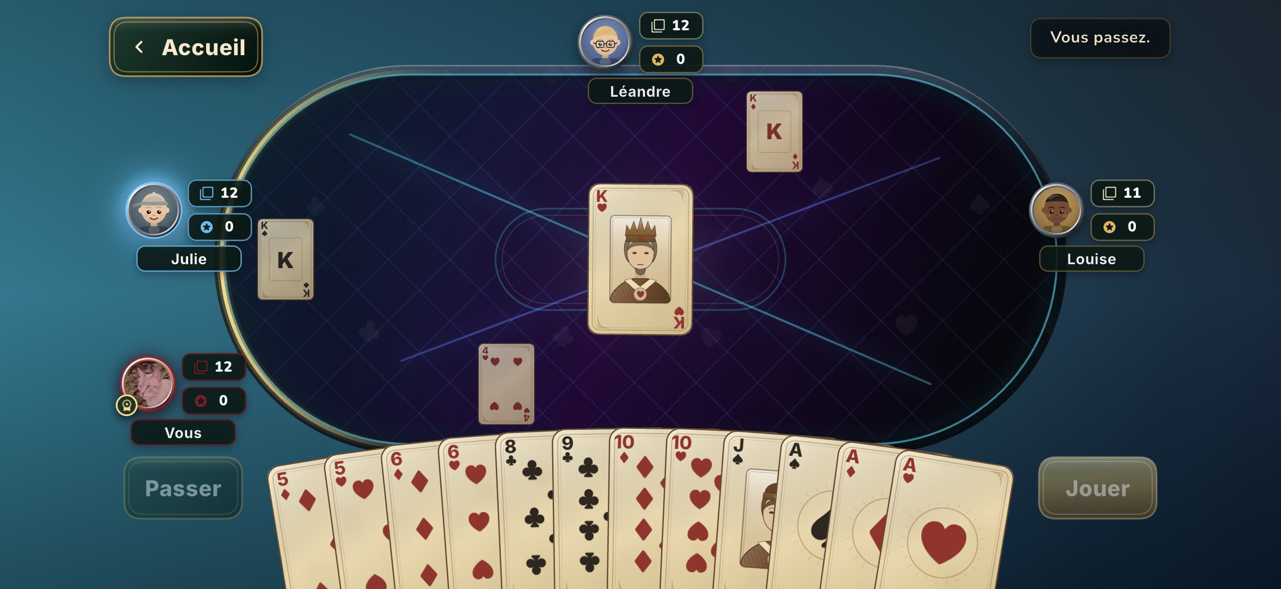 Table du 13 sur iPhone : quatre joueurs autour du tapis, la suite posée au centre et la main du joueur en bas